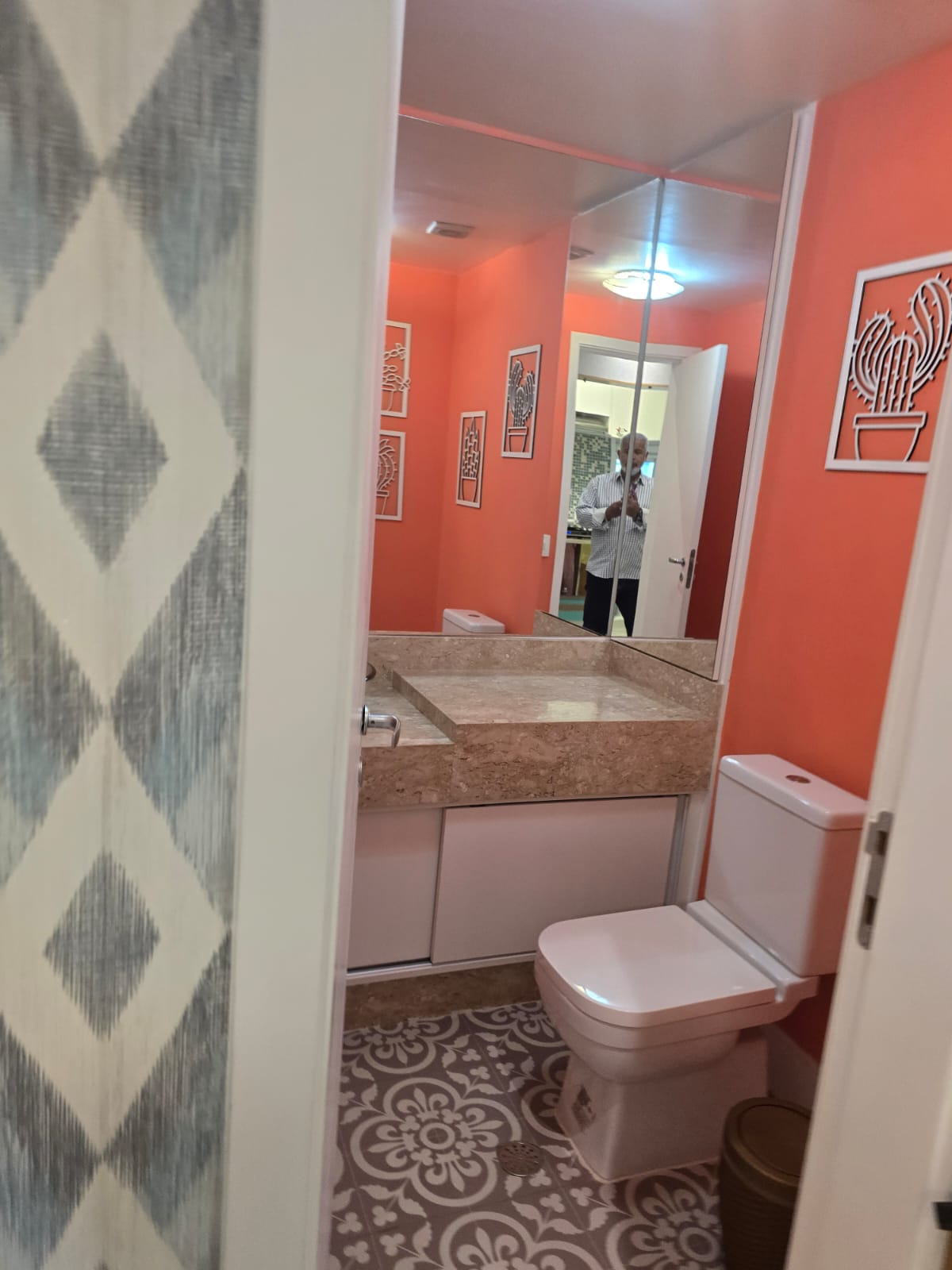 Banheiro social do apartamento à venda no Condomínio Alegria, Vila Santo Antônio, Guarulhos