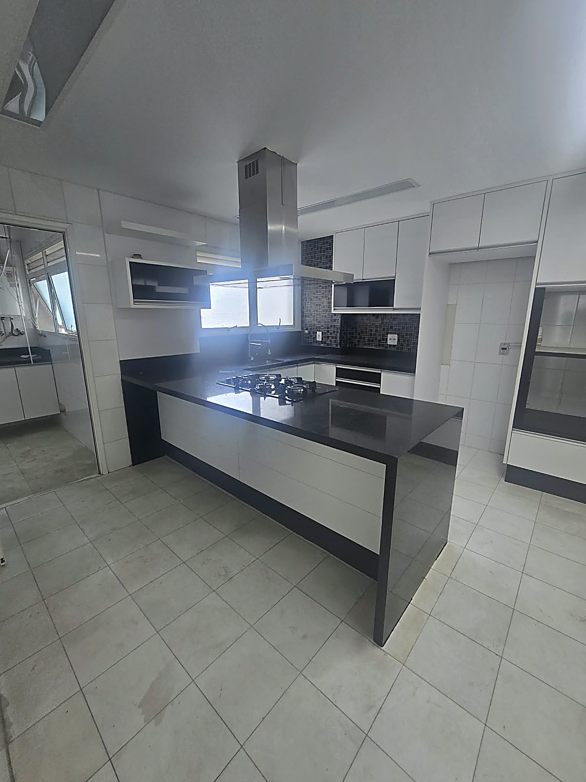 Cozinha americana com ilha do apartamento alto padrão de 164 m² à venda no Condomínio Square Guarulhos
