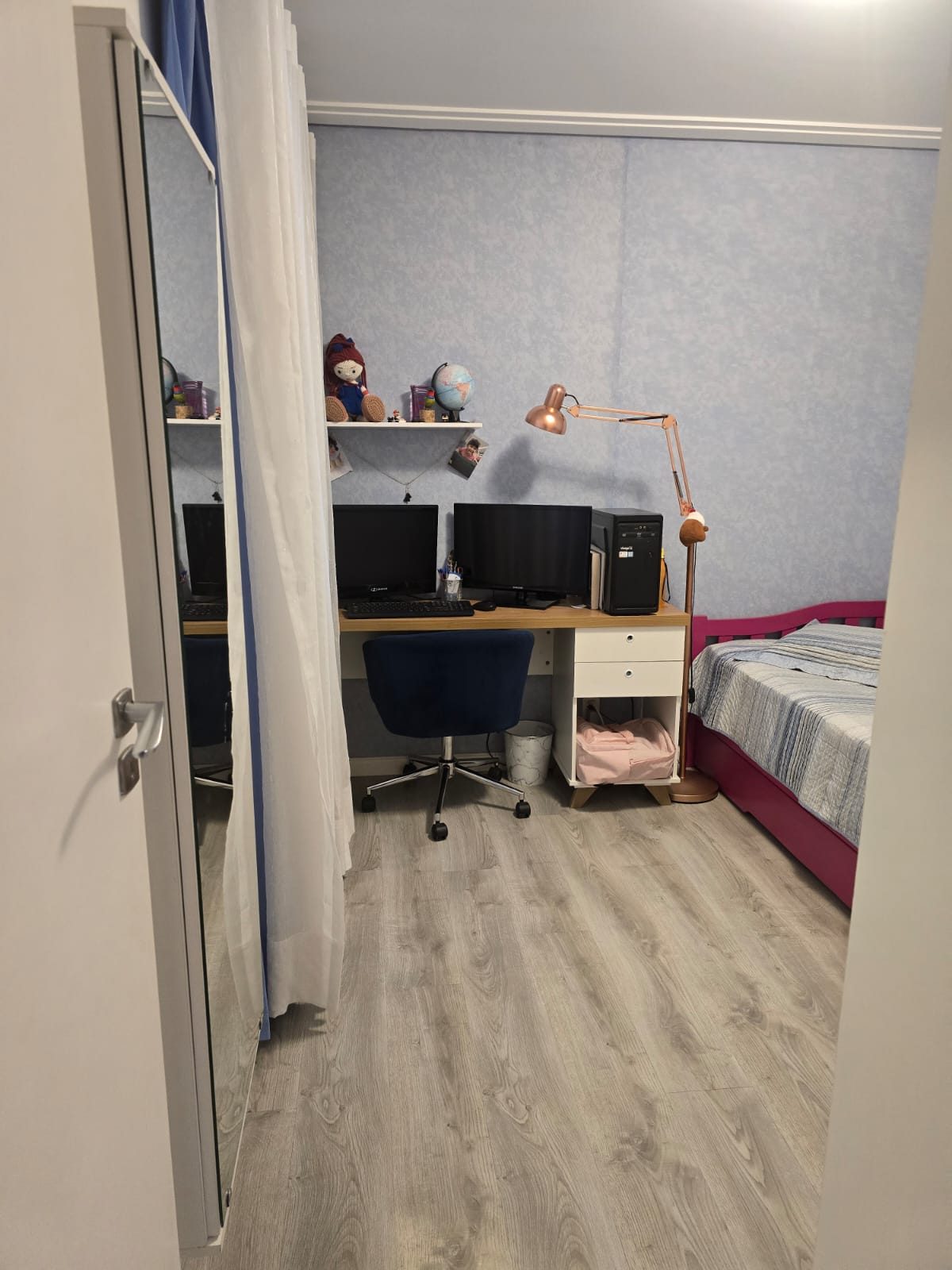 Dormitório com home office e armário espelhado do apartamento no Condomínio Alegria, Guarulhos