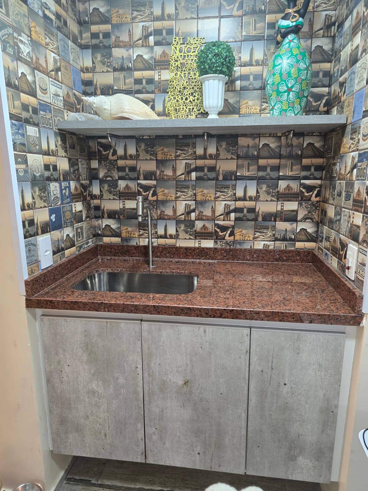 Área de serviço com tanque e bancada de granito do apartamento no Condomínio Alegria, Guarulhos