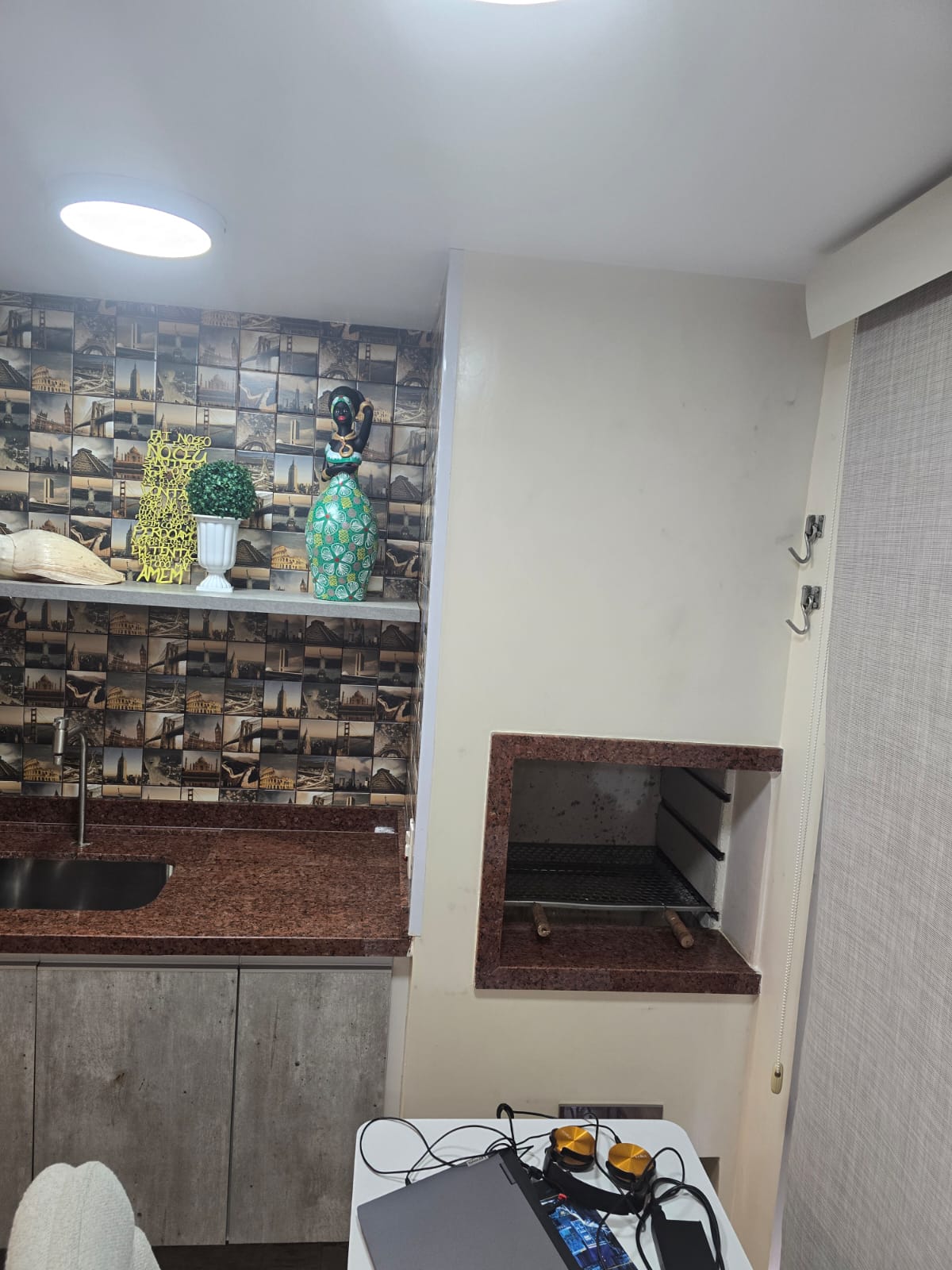 Varanda gourmet com churrasqueira e cuba do apartamento 115 m² no Condomínio Alegria, Guarulhos