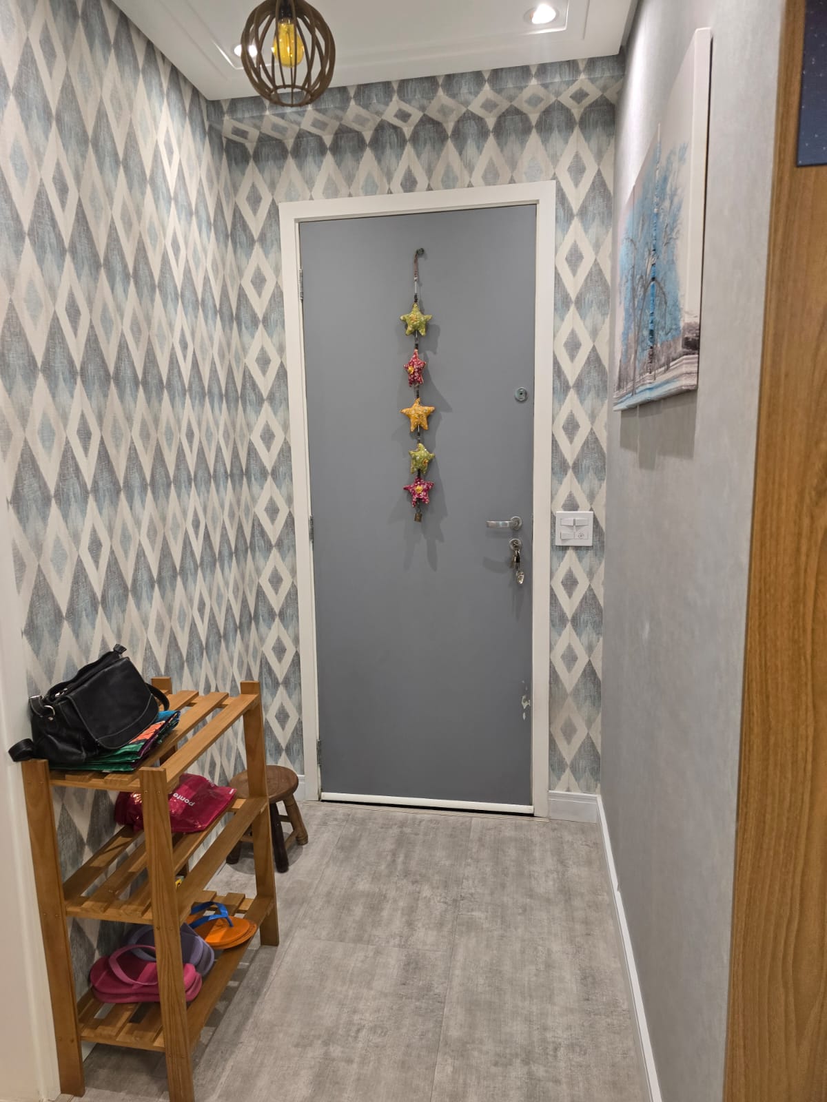 Hall de entrada com papel de parede do apartamento no Condomínio Alegria, Vila Santo Antônio, Guarulhos