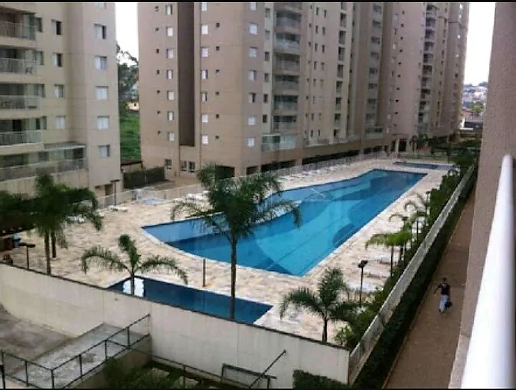 Piscina e torres residenciais do Condomínio Alegria em Guarulhos
