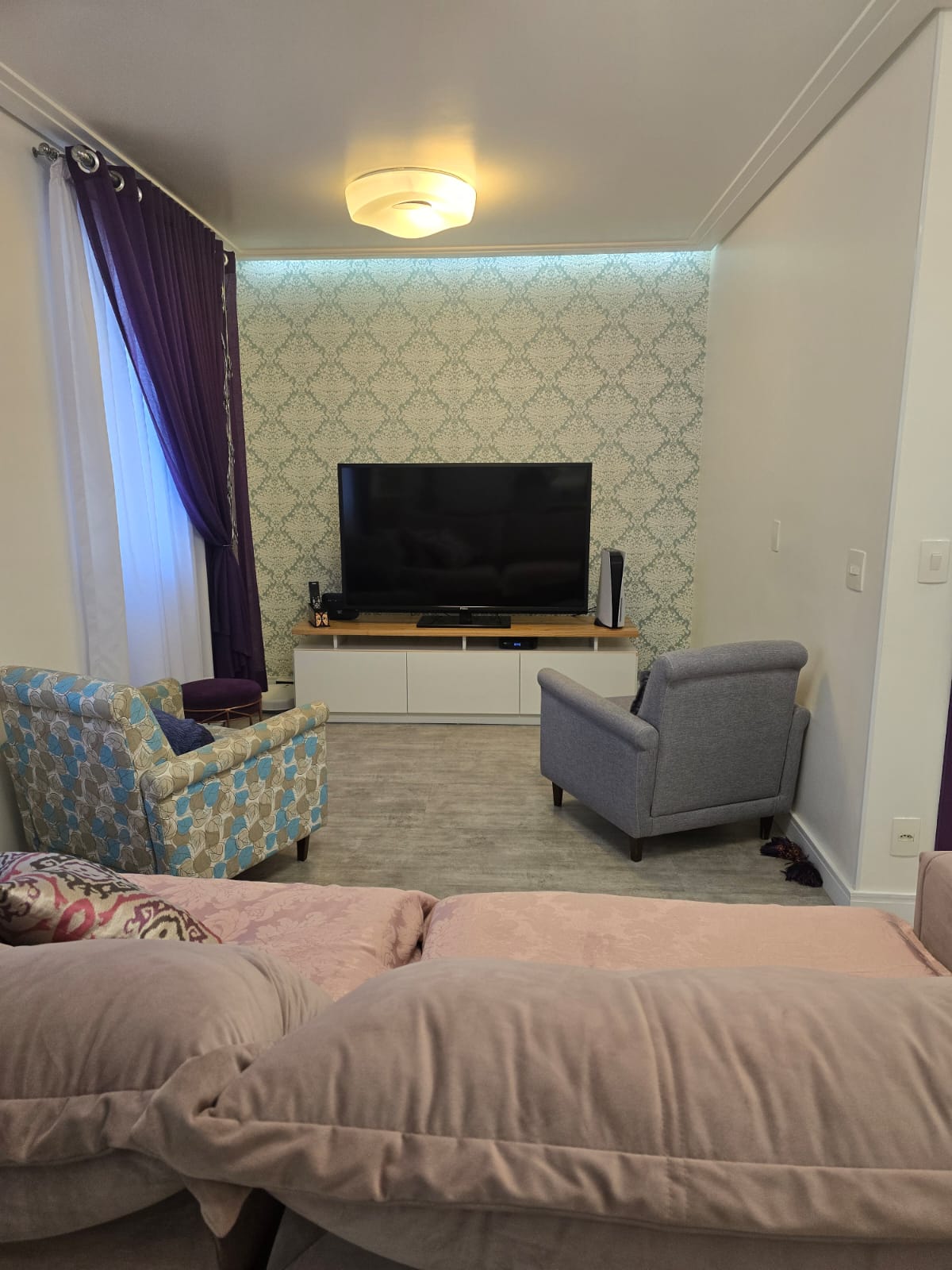 Sala de TV com papel de parede do apartamento no Condomínio Alegria, Vila Santo Antônio, Guarulhos