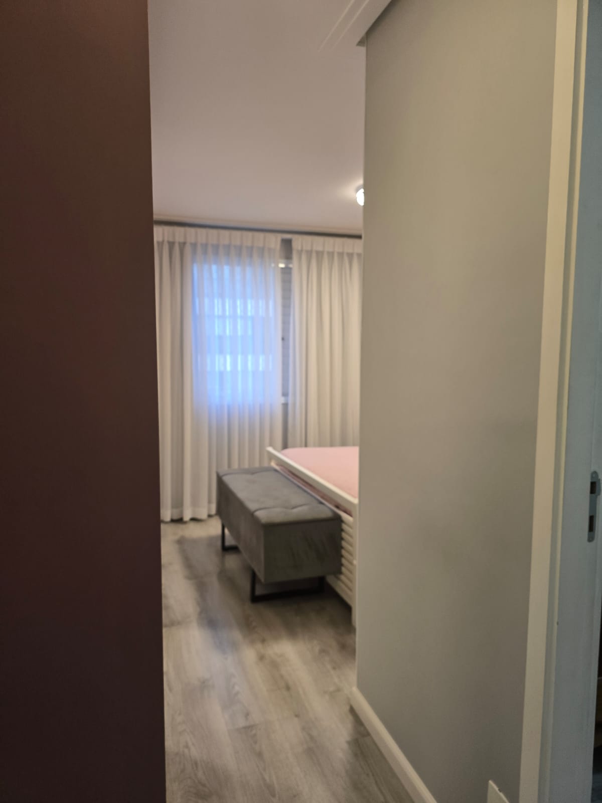Suíte principal vista do corredor do apartamento à venda no Condomínio Alegria, Vila Santo Antônio, Guarulhos