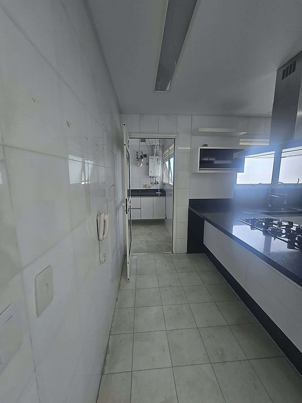 Lavanderia com armários planejados do apartamento pronto para morar no Square Guarulhos, bairro Macedo