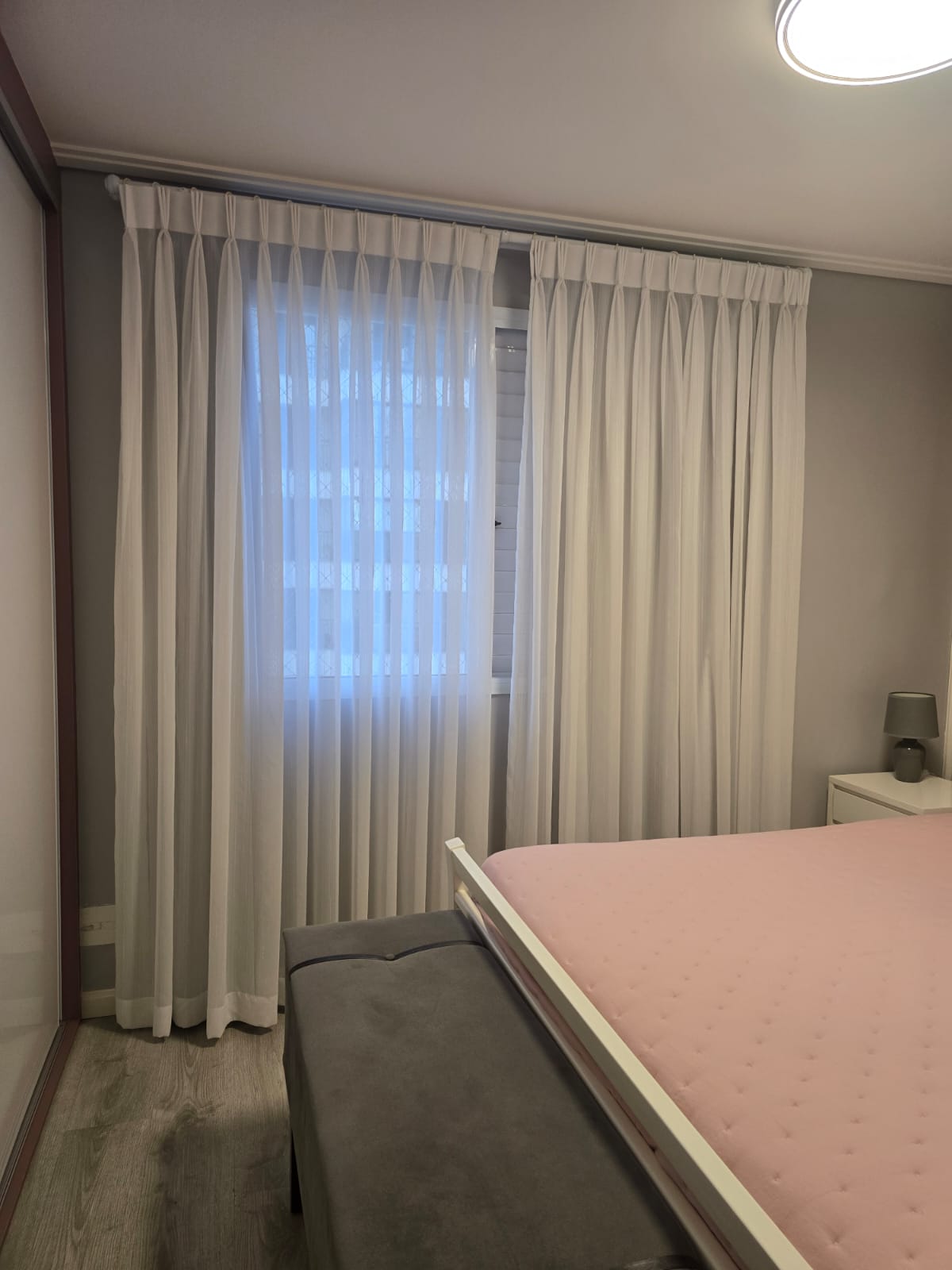 Suíte ampla com cortinas sob medida do apartamento 115 m² no Condomínio Alegria, Guarulhos