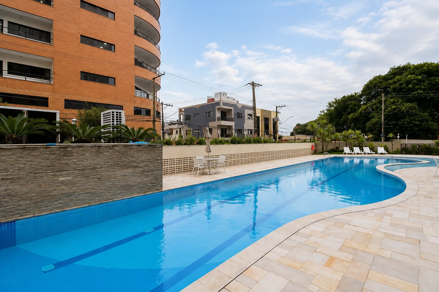 Piscina adulto e infantil do condomínio clube com lazer completo no Square Guarulhos, próximo à Avenida Paulo Faccini