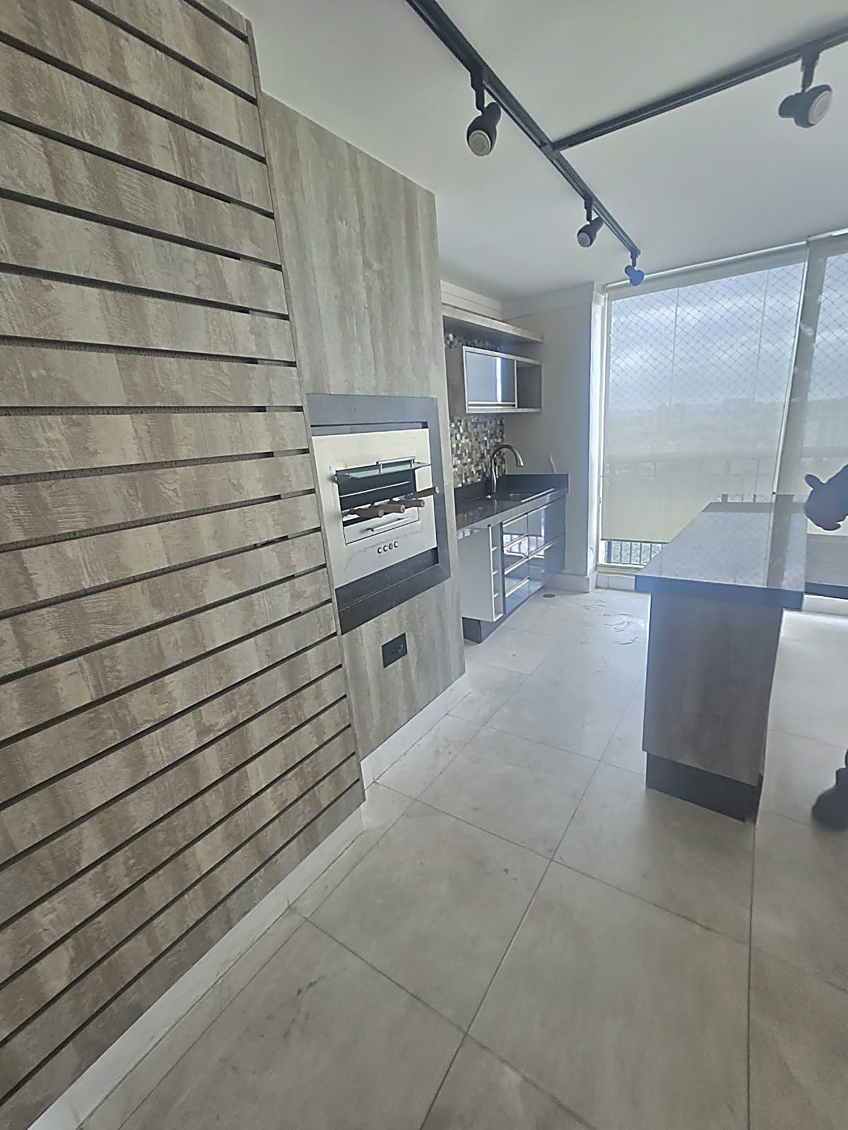 Churrasqueira na varanda gourmet do apartamento com 3 suítes no Condomínio Square Guarulhos, Macedo