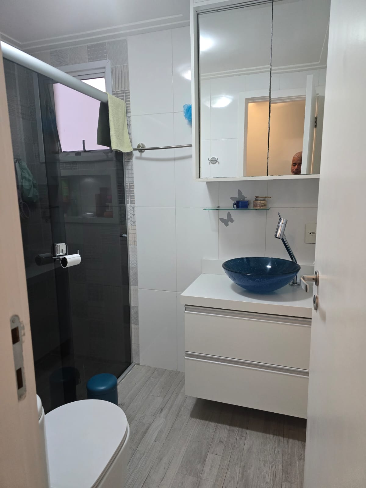 Banheiro com cuba azul e bancada do apartamento no Condomínio Alegria, Vila Santo Antônio, Guarulhos
