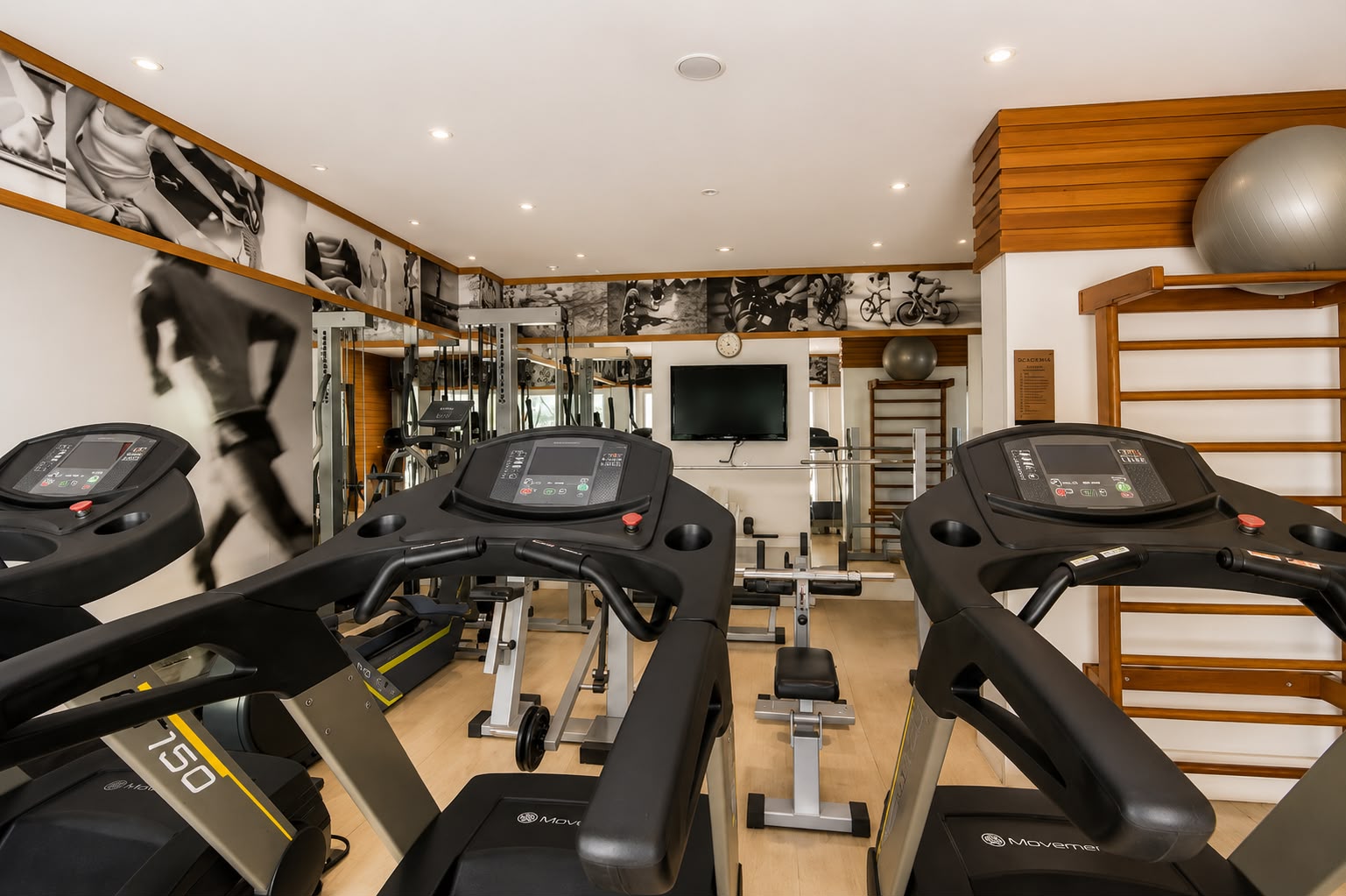 Academia equipada do condomínio com lazer completo no Square Guarulhos, próximo ao Bosque Maia e Shopping Maia