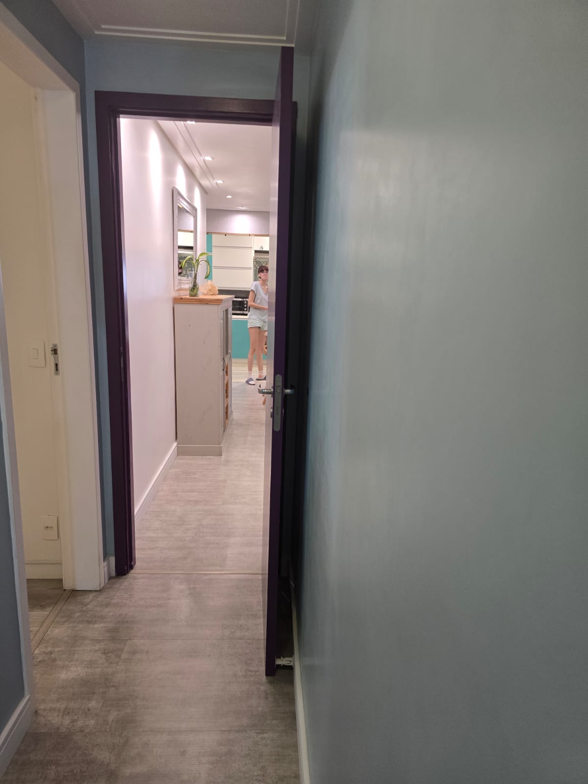 Corredor com acesso à cozinha planejada do apartamento no Condomínio Alegria, Guarulhos