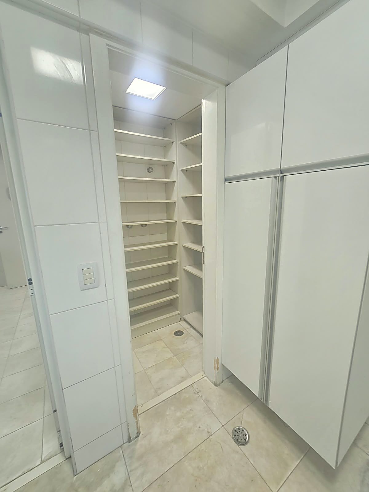 Despensa e closet com prateleiras planejadas do apartamento com 2 vagas no Condomínio Square Guarulhos