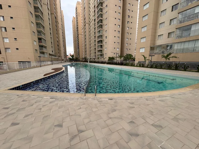 Piscina adulto com deck do Condomínio Alegria em Guarulhos, Vila Santo Antônio