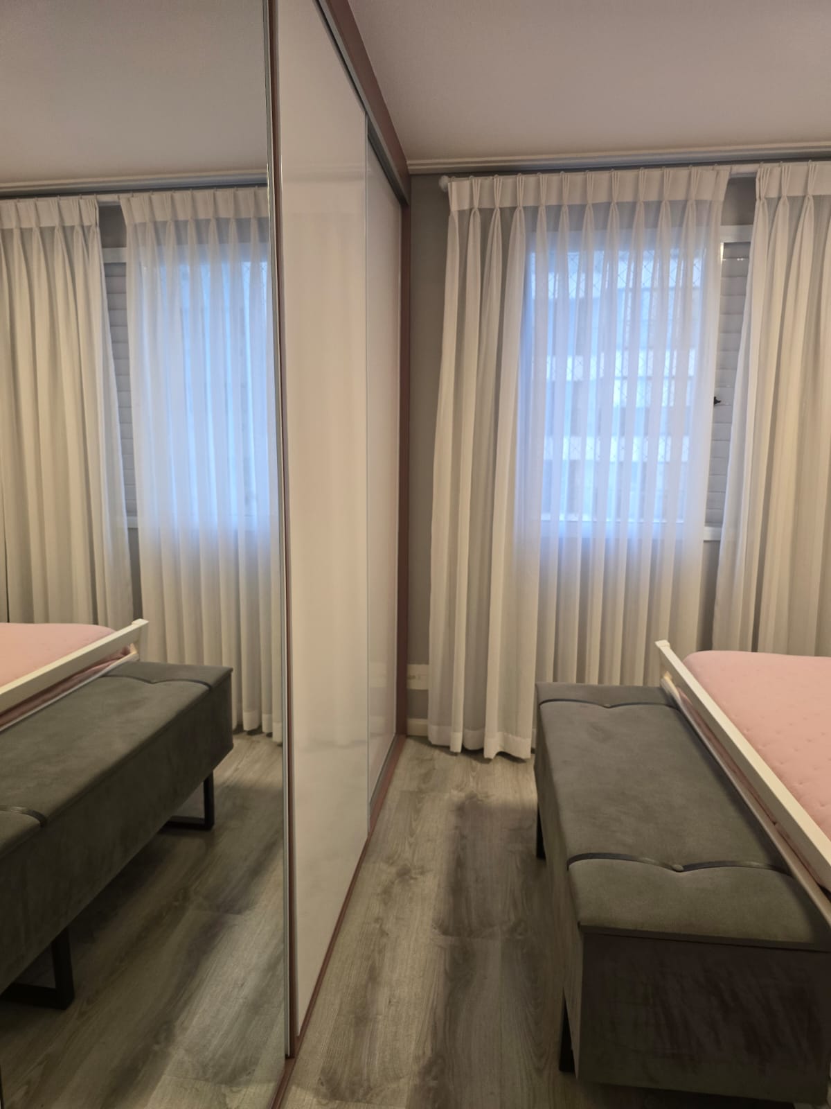 Suíte com armário de portas espelhadas do apartamento no Condomínio Alegria, Vila Santo Antônio, Guarulhos