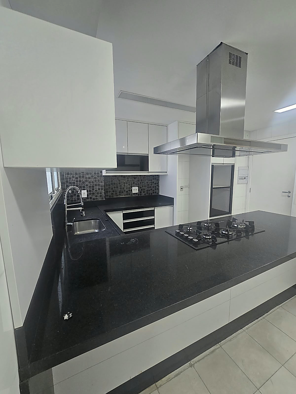 Bancada em granito e armários planejados da cozinha do apartamento de luxo no Condomínio Square Guarulhos, Macedo