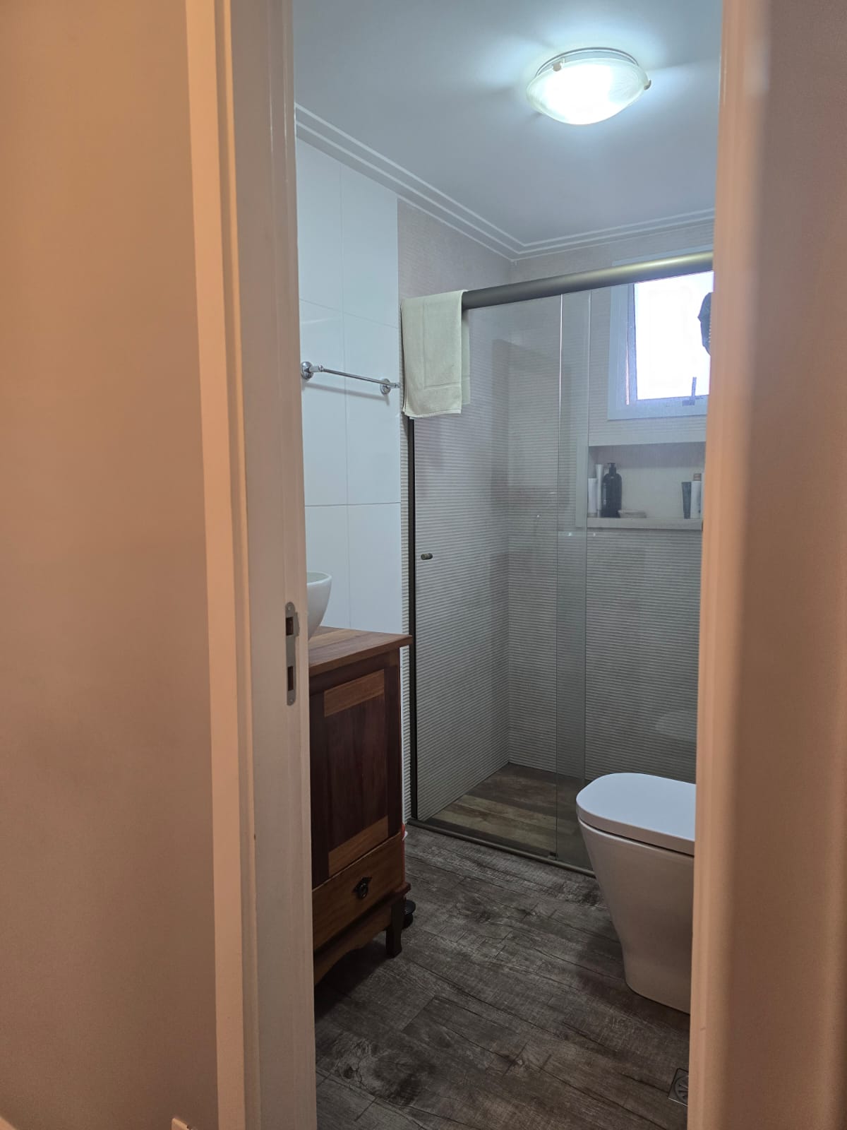 Banheiro com box de vidro e nicho do apartamento no Condomínio Alegria, Guarulhos