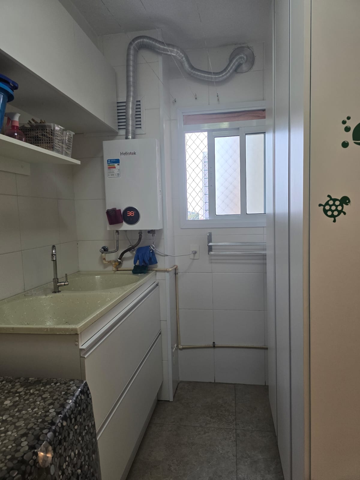 Lavanderia com espaço para máquina de lavar do apartamento no Condomínio Alegria, Vila Santo Antônio, Guarulhos