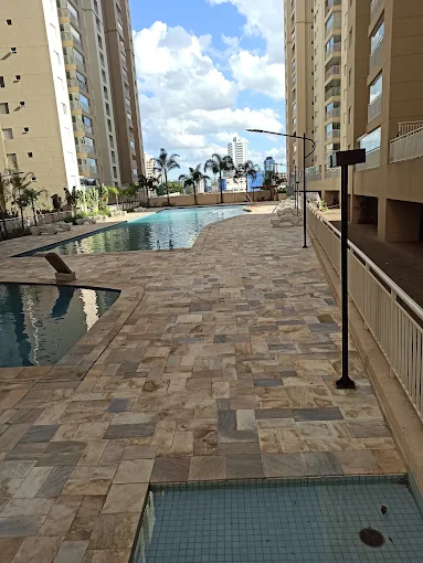 Deck em pedra e piscinas do Condomínio Alegria na Vila Santo Antônio, Guarulhos