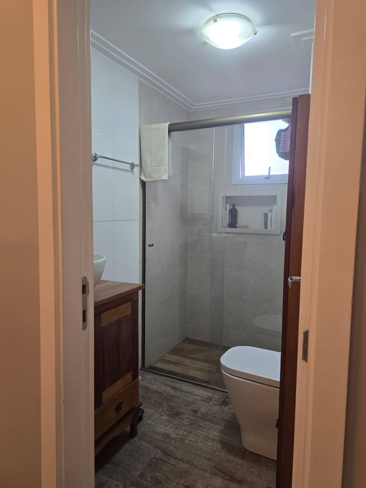 Banheiro da suíte com box de vidro do apartamento 115 m² no Condomínio Alegria, Guarulhos