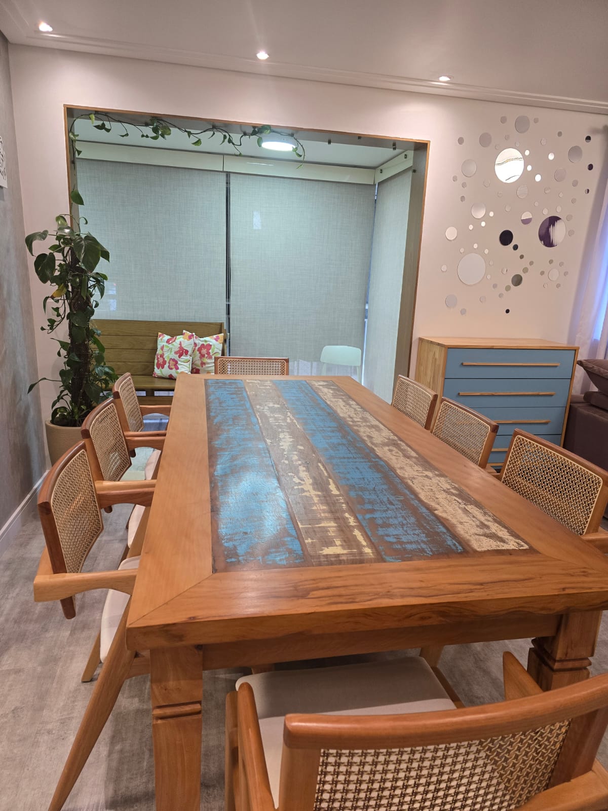 Sala de jantar com mesa para oito lugares do apartamento no Condomínio Alegria, Guarulhos