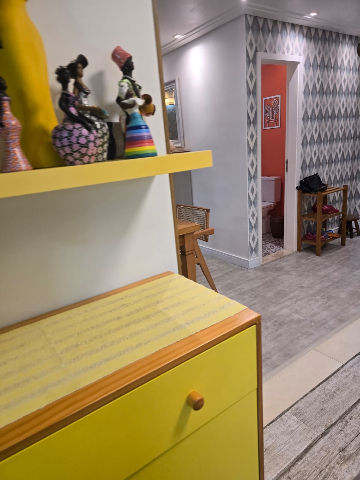 Hall decorado com acesso ao lavabo do apartamento 115 m² no Condomínio Alegria, Guarulhos