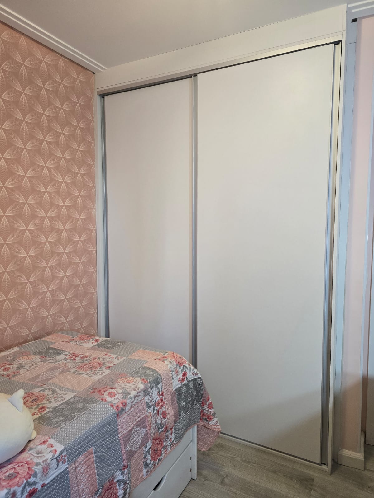 Dormitório com armário planejado do apartamento 3 dormitórios no Condomínio Alegria, Guarulhos